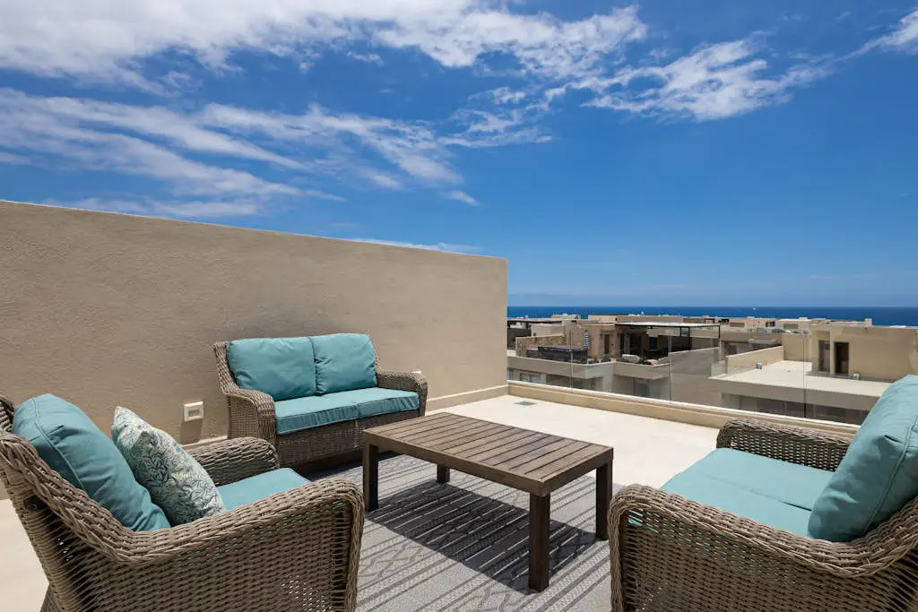 Modern studio with rooftop lounge, pools, gym, pickleball & Netflix access