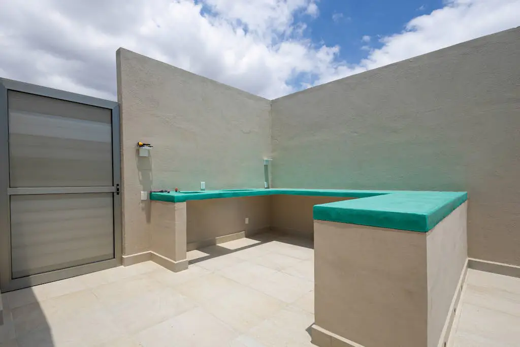 Modern studio with rooftop lounge, pools, gym, pickleball & Netflix access