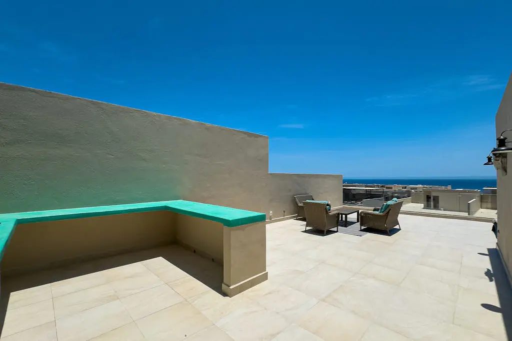 Modern studio with rooftop lounge, pools, gym, pickleball & Netflix access