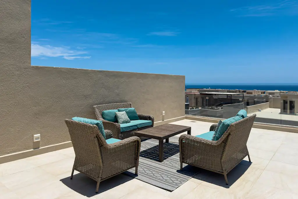 Modern studio with rooftop lounge, pools, gym, pickleball & Netflix access