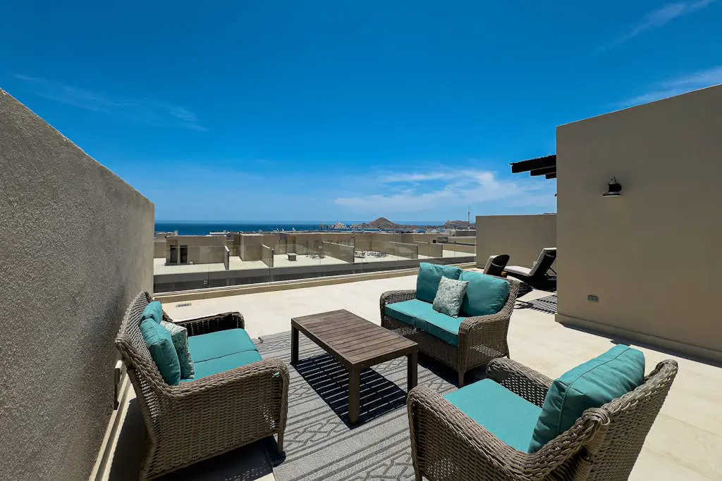 Modern studio with rooftop lounge, pools, gym, pickleball & Netflix access