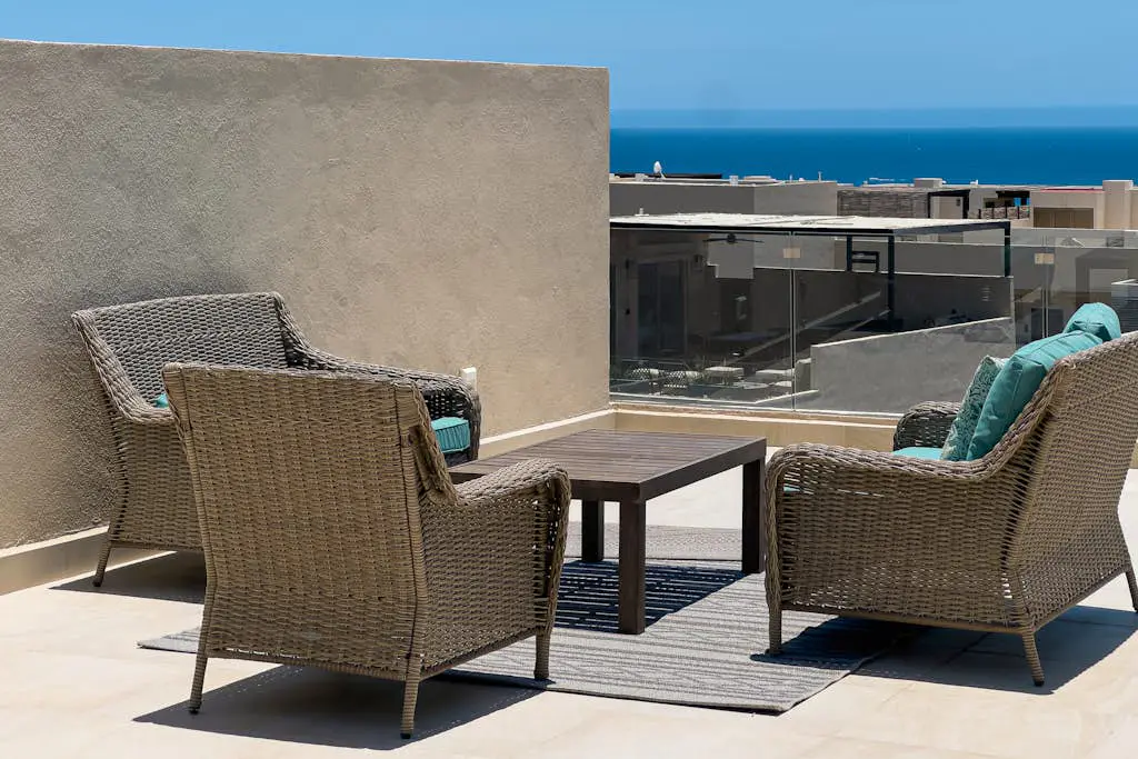 Modern studio with rooftop lounge, pools, gym, pickleball & Netflix access