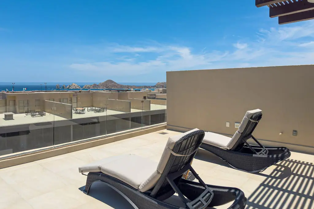 Modern studio with rooftop lounge, pools, gym, pickleball & Netflix access