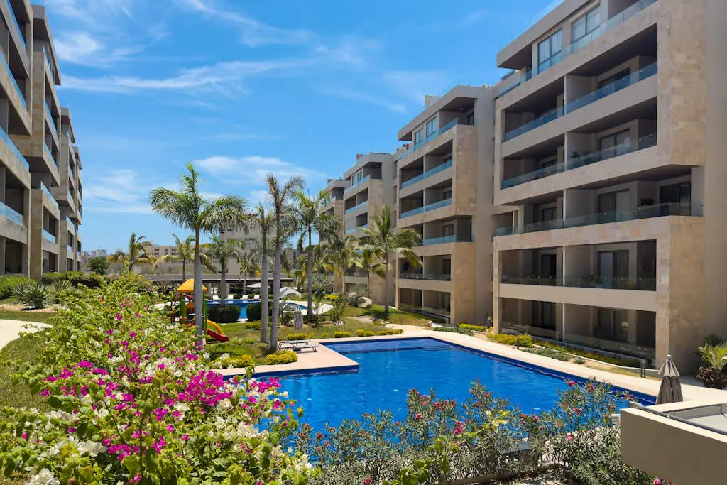 Modern studio with rooftop lounge, pools, gym, pickleball & Netflix access
