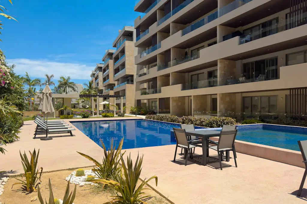 Modern studio with rooftop lounge, pools, gym, pickleball & Netflix access