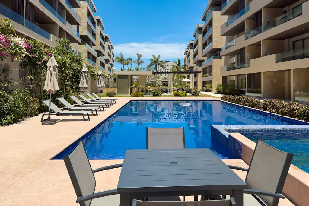 Modern studio with rooftop lounge, pools, gym, pickleball & Netflix access