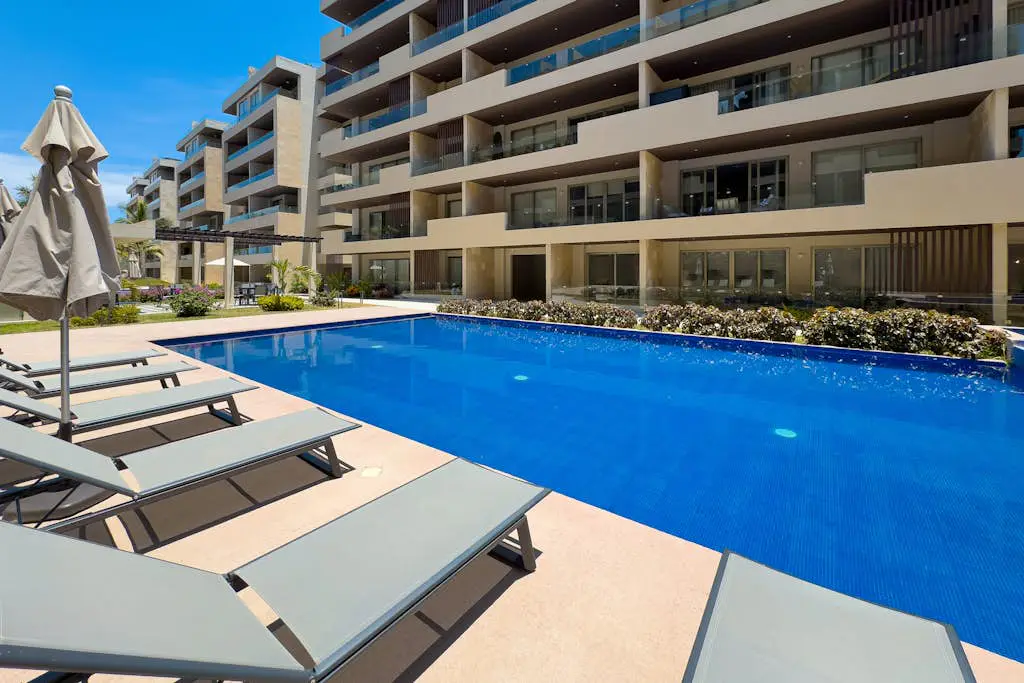 Modern studio with rooftop lounge, pools, gym, pickleball & Netflix access
