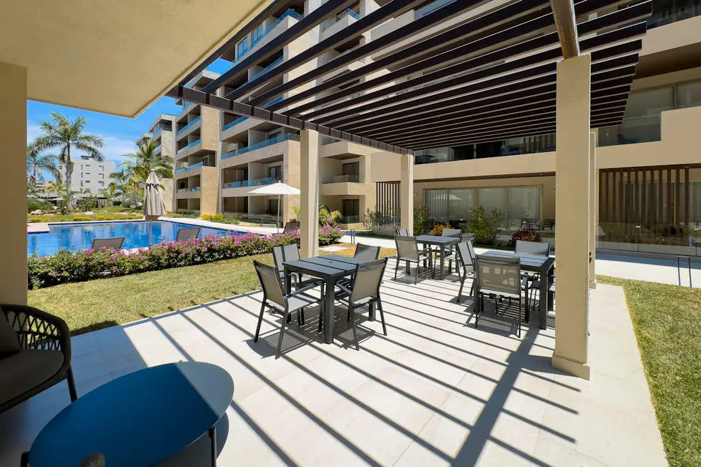 Modern studio with rooftop lounge, pools, gym, pickleball & Netflix access