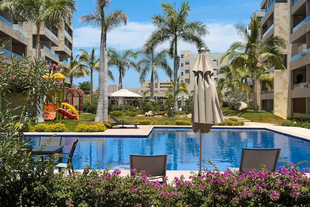 Modern studio with rooftop lounge, pools, gym, pickleball & Netflix access