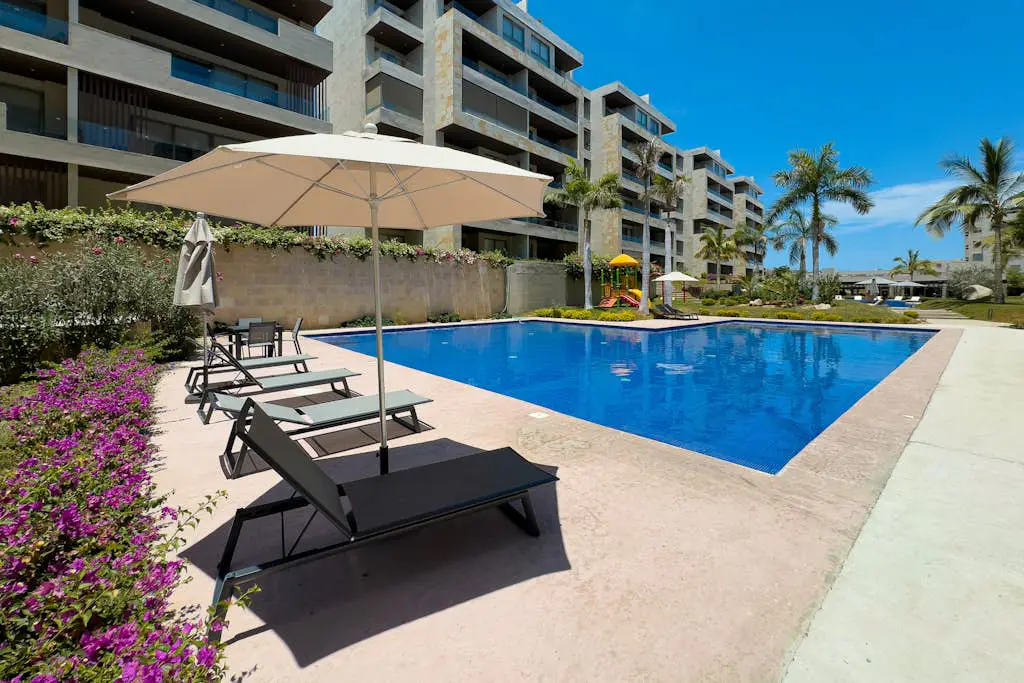 Modern studio with rooftop lounge, pools, gym, pickleball & Netflix access