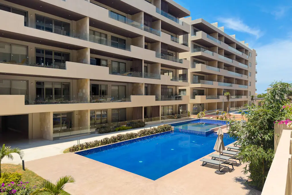 Modern studio with rooftop lounge, pools, gym, pickleball & Netflix access