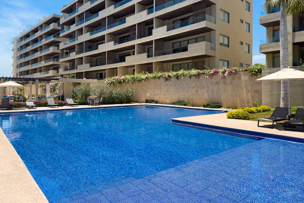 Modern studio with rooftop lounge, pools, gym, pickleball & Netflix access