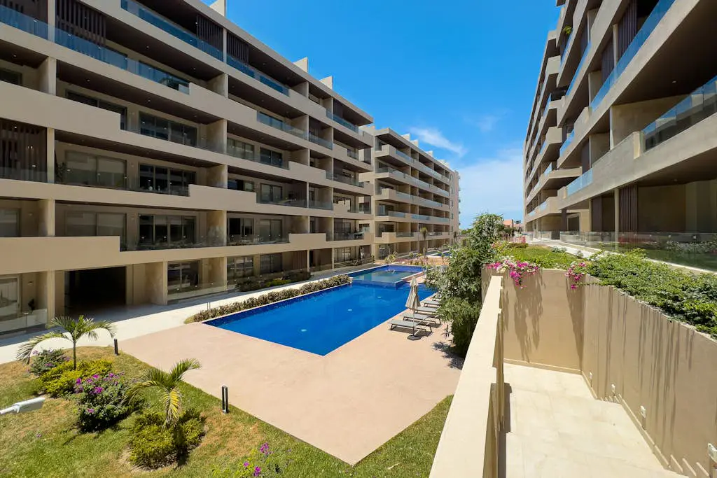 Modern studio with rooftop lounge, pools, gym, pickleball & Netflix access