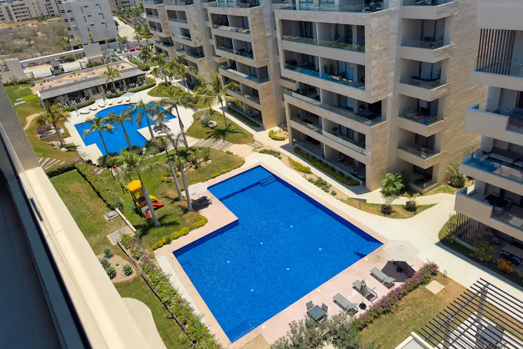Modern studio with rooftop lounge, pools, gym, pickleball & Netflix access