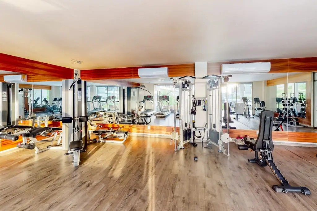 Modern studio with rooftop lounge, pools, gym, pickleball & Netflix access