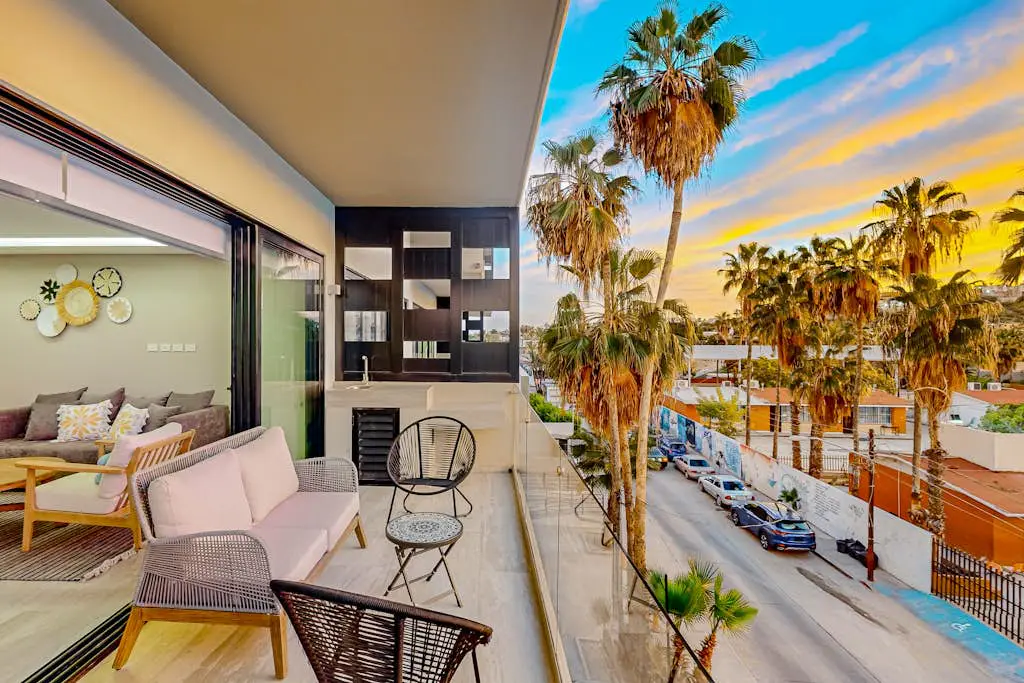 Downtown condo with great views, shared pool, hot tub, & grill