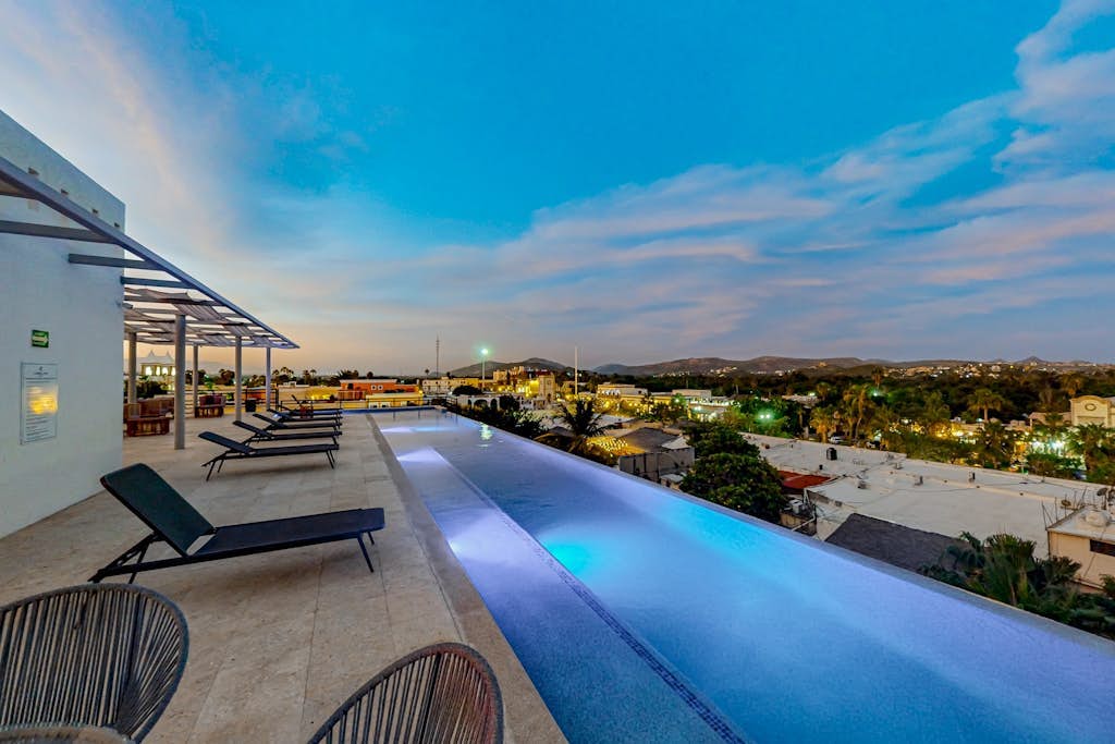Downtown condo with great views, shared pool, hot tub, & grill