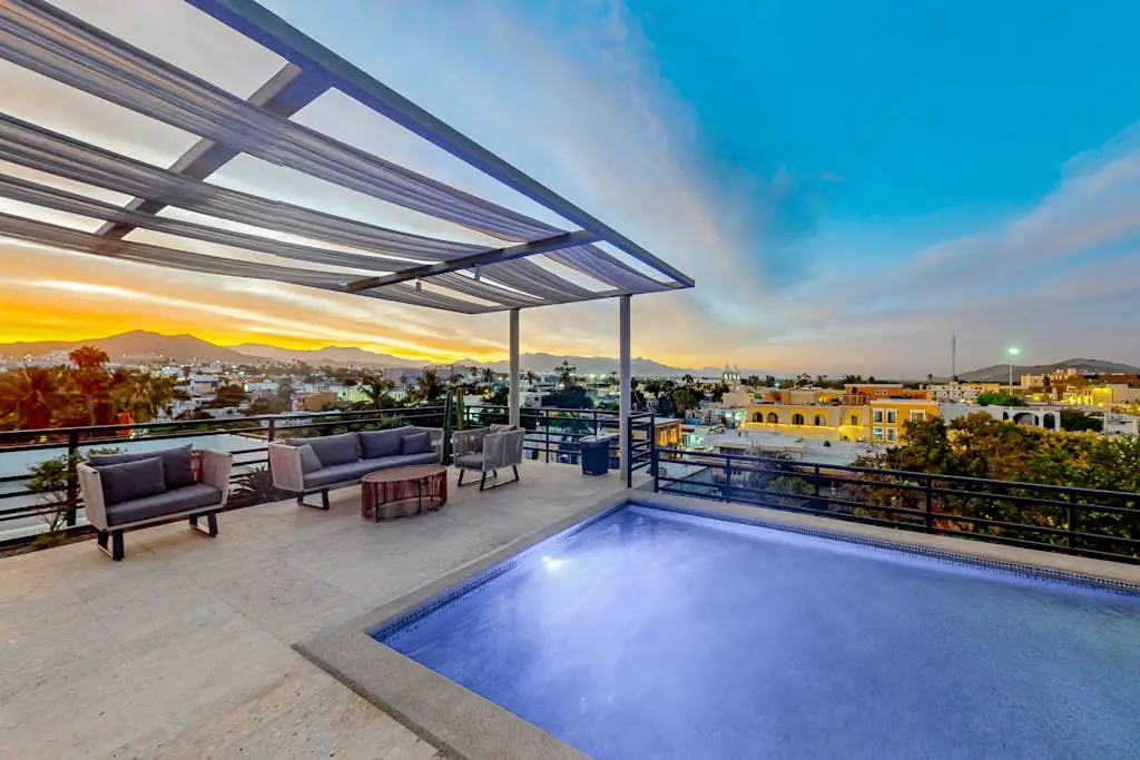 Downtown condo with great views, shared pool, hot tub, & grill