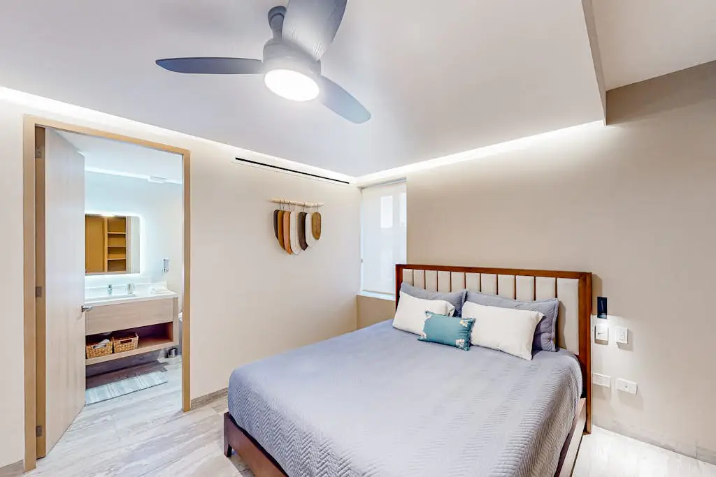 Downtown condo with great views, shared pool, hot tub, & grill