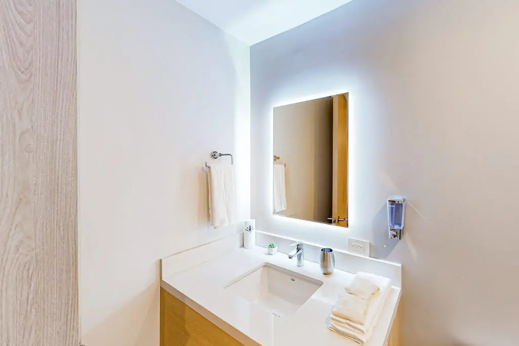 Downtown condo with great views, shared pool, hot tub, & grill