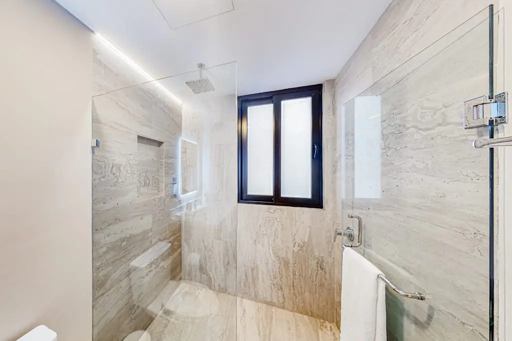 Downtown condo with great views, shared pool, hot tub, & grill