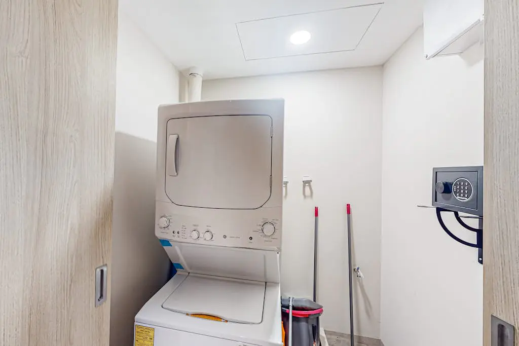 Downtown condo with great views, shared pool, hot tub, & grill