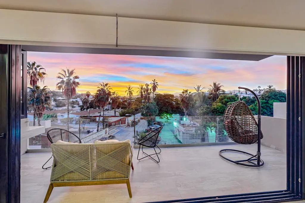 Downtown condo with great views, shared pool, hot tub, & grill