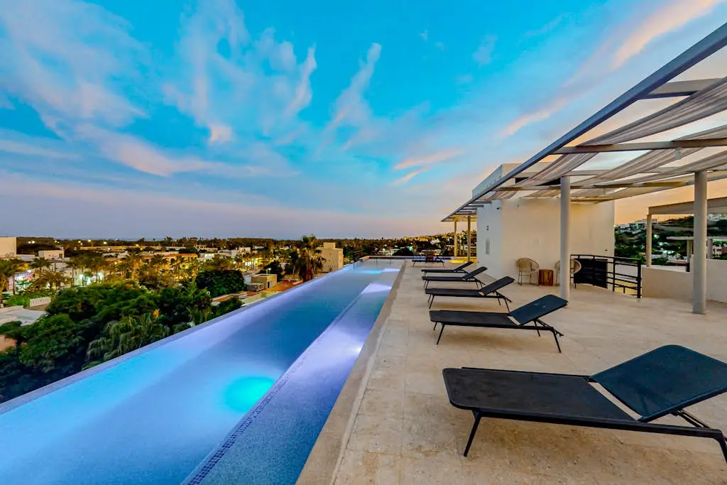 Downtown condo with great views, shared pool, hot tub, & grill