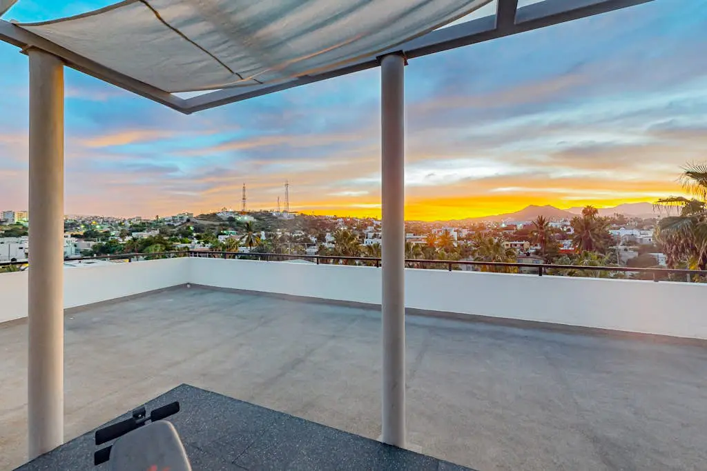 Downtown condo with great views, shared pool, hot tub, & grill