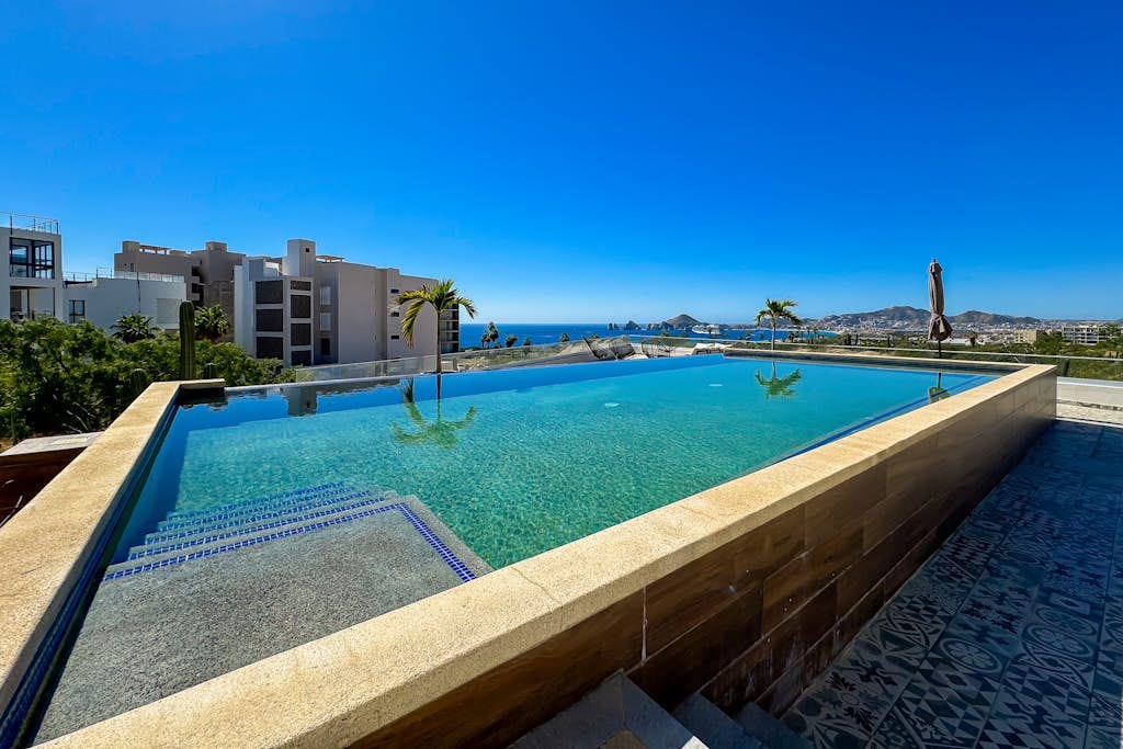 Peaceful coastal stay with pool, balcony & fitness center