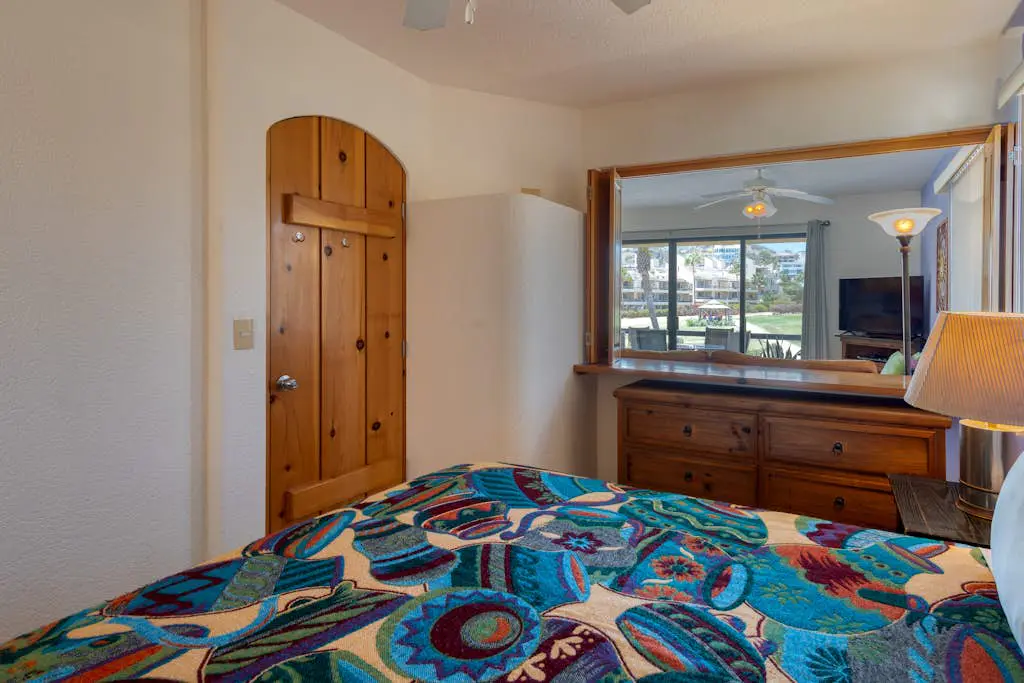 Charming golf-view condo with pool, hot tub, terrace & WiFi