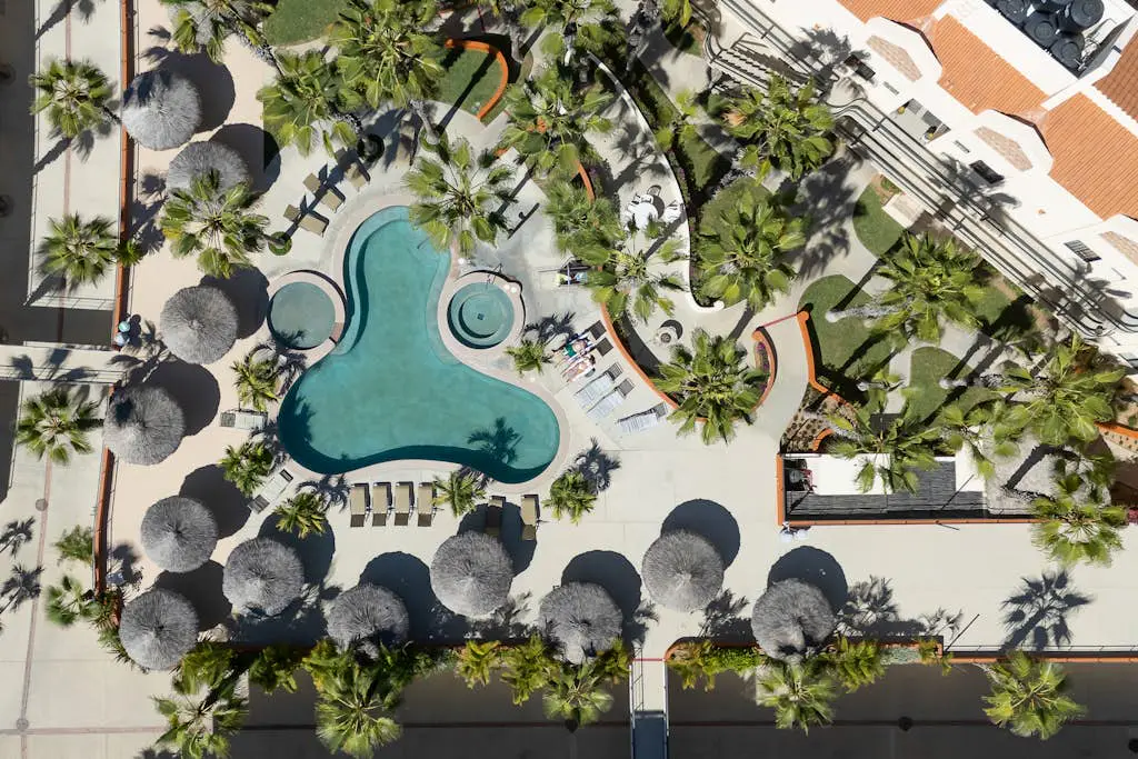 Charming golf-view condo with pool, hot tub, terrace & WiFi