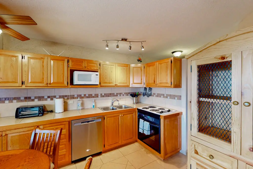 Inviting apartment across from the beach with pool, grill, balcony & golf nearby