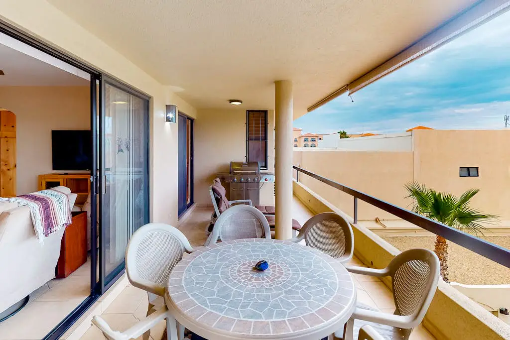 Inviting apartment across from the beach with pool, grill, balcony & golf nearby