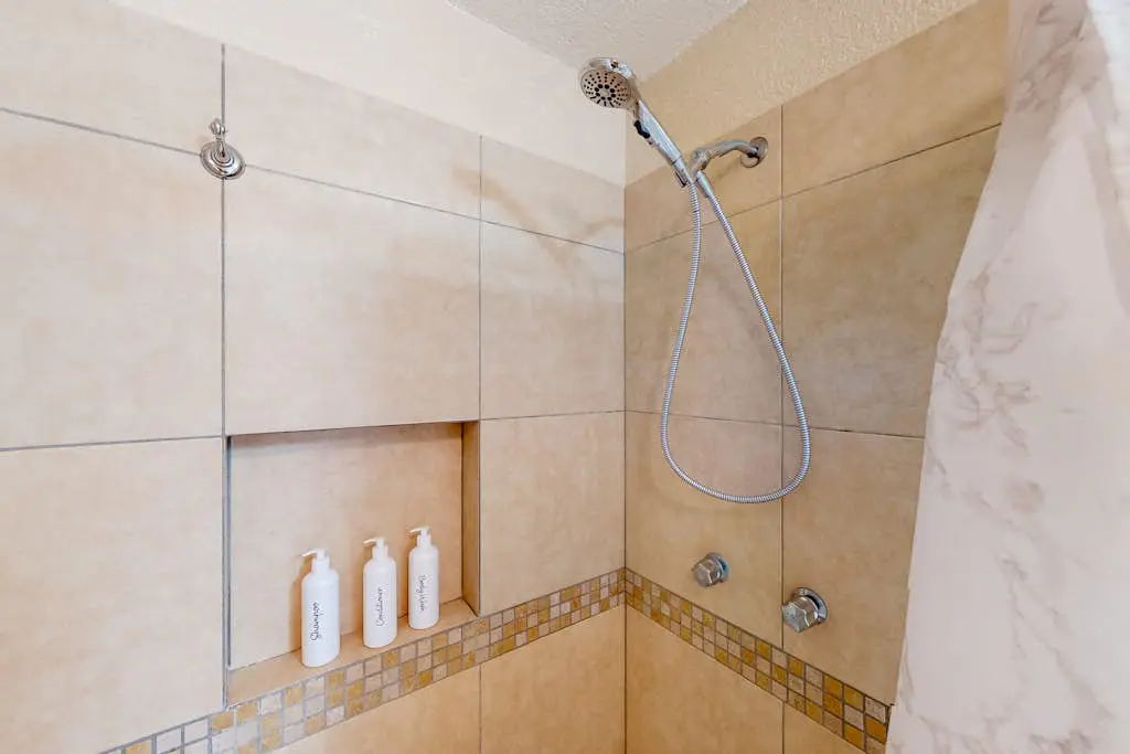 Inviting apartment across from the beach with pool, grill, balcony & golf nearby