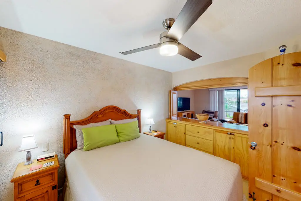 Inviting apartment across from the beach with pool, grill, balcony & golf nearby