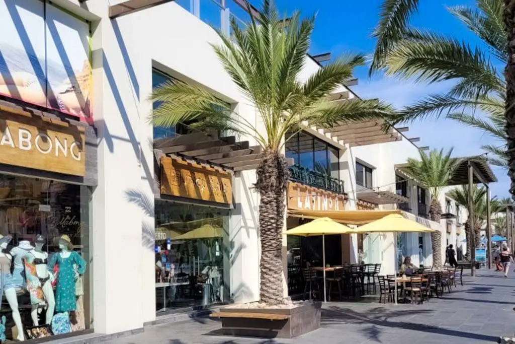 Inviting apartment across from the beach with pool, grill, balcony & golf nearby