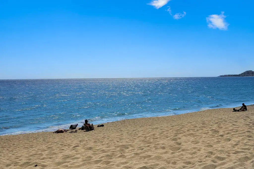 Inviting apartment across from the beach with pool, grill, balcony & golf nearby