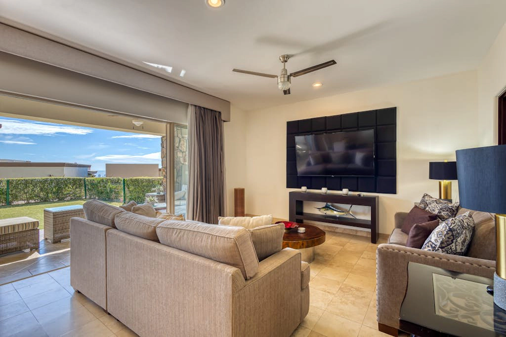 Stylish condo with pool, ocean views, fitness & private patio grill