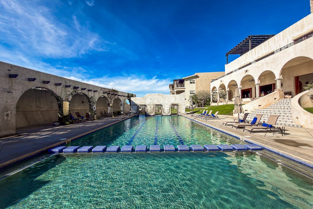 Stylish condo with pool, ocean views, fitness & private patio grill