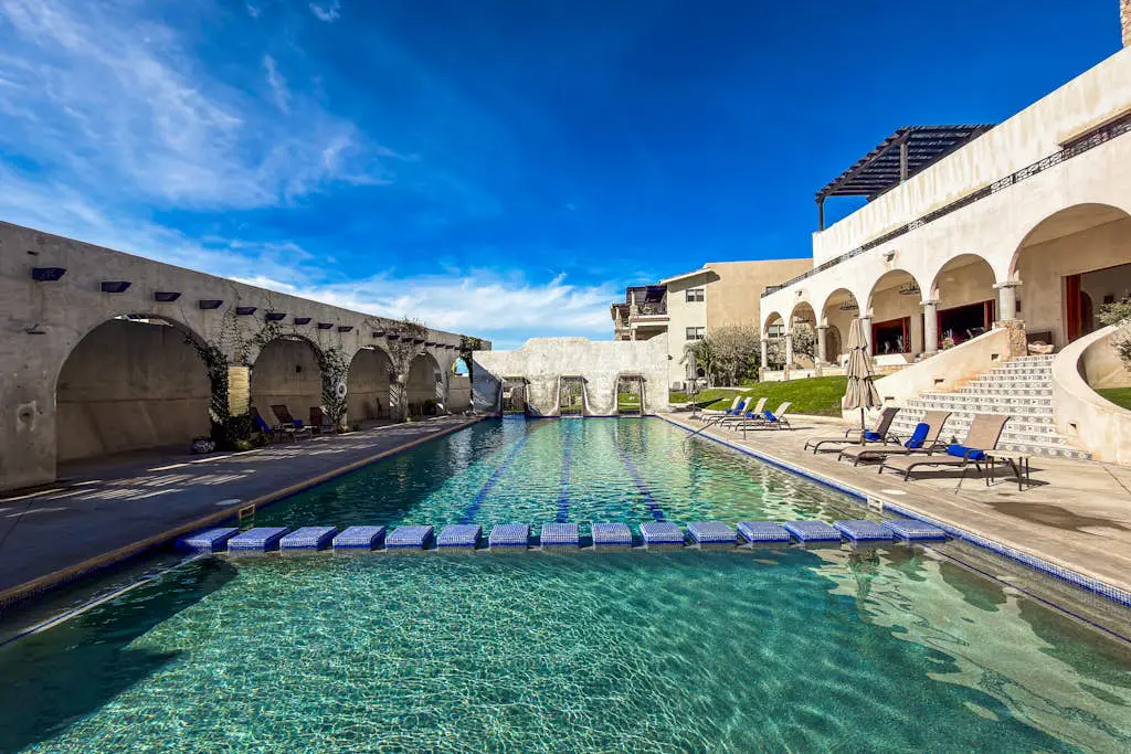 Stylish condo with pool, ocean views, fitness & private patio grill