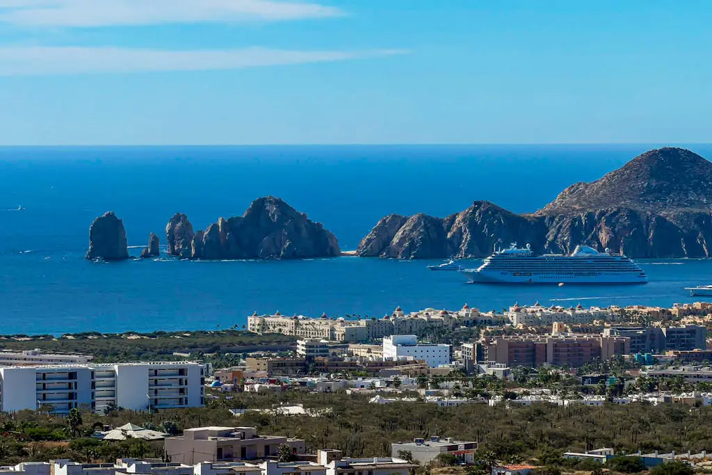 Stylish condo with pool, ocean views, fitness & private patio grill