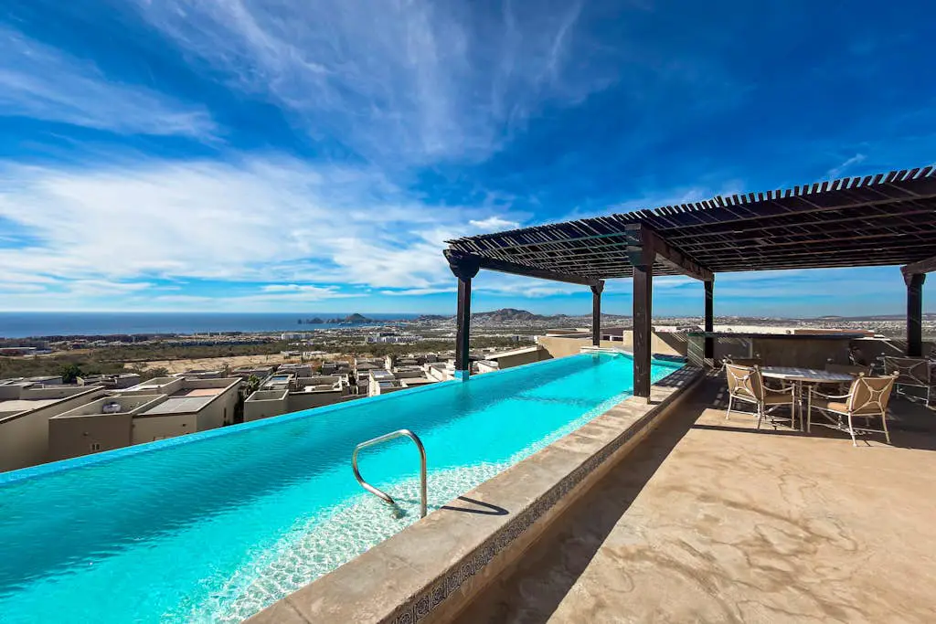Stylish condo with pool, ocean views, fitness & private patio grill