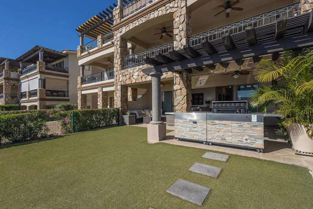 Stylish condo with pool, ocean views, fitness & private patio grill