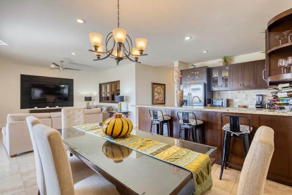 Stylish condo with pool, ocean views, fitness & private patio grill