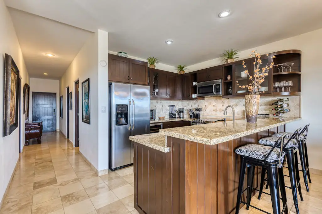 Stylish condo with pool, ocean views, fitness & private patio grill