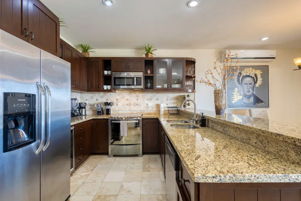 Stylish condo with pool, ocean views, fitness & private patio grill