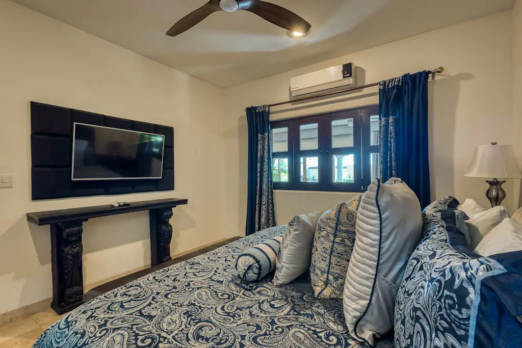 Stylish condo with pool, ocean views, fitness & private patio grill