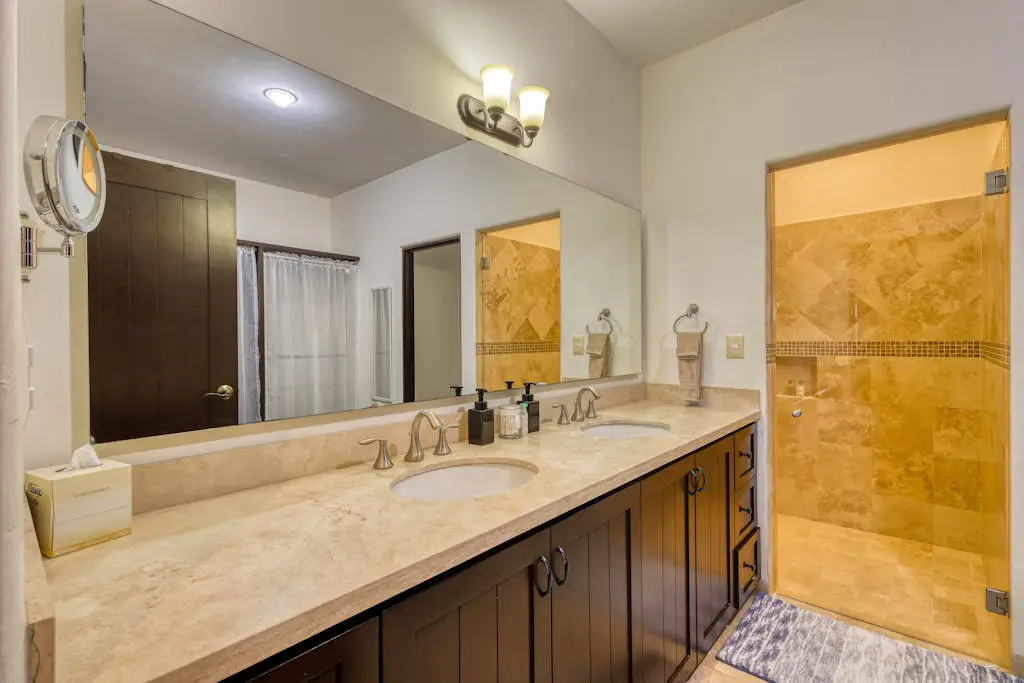 Stylish condo with pool, ocean views, fitness & private patio grill