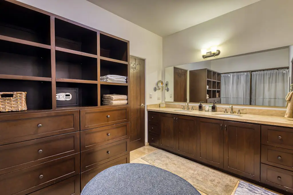 Stylish condo with pool, ocean views, fitness & private patio grill